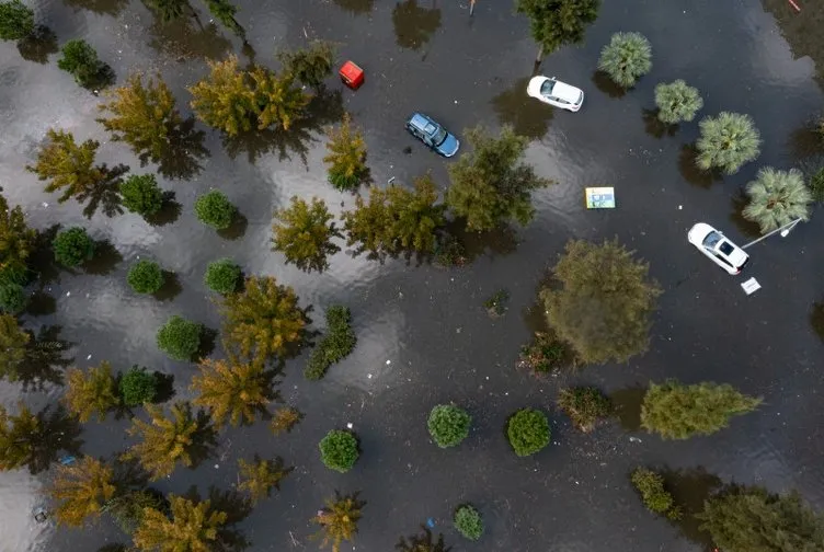İzmir’den inanılmaz görüntüler: Deniz taştı sokaklar sular altında kaldı!