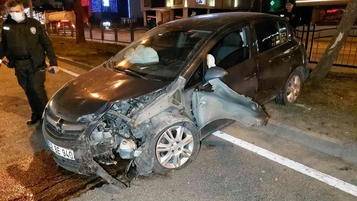 Samsun’da ağaca çarpan otomobilin sürücüsü yaralandı