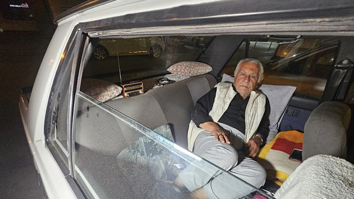 Eşini kaybettikten sonra bunalıma girdi: Yaşlı adam 5 yıldır otomobilde yaşıyor! Eşini kaybettikten sonra bunalıma girdi: Yaşlı adam 5 yıldır otomobilde yaşıyor!