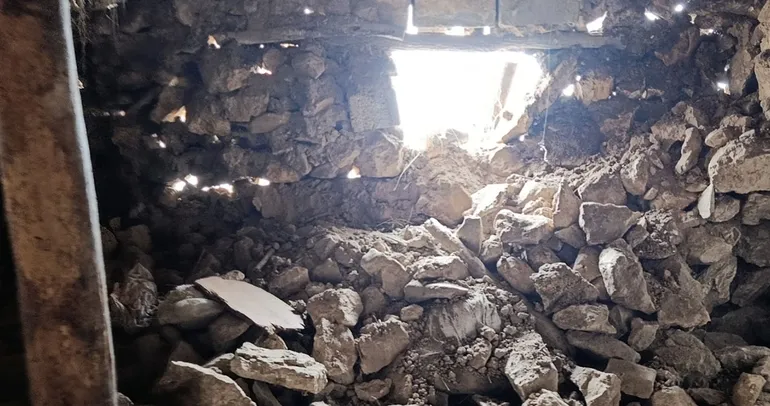 Van’daki depremde bir ahır çöktü!