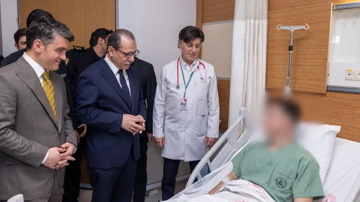 Yaralı polisleri hastanede ziyaret ettiler Yaralı polisleri hastanede ziyaret ettiler