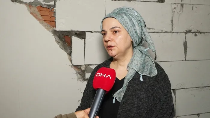 zeytinburnunda-insaat-calismasinda-yan-binadaki-dairenin-dun-yatak-odasi-bugun-banyo-duvari-yikildi-1790083114600.jpg