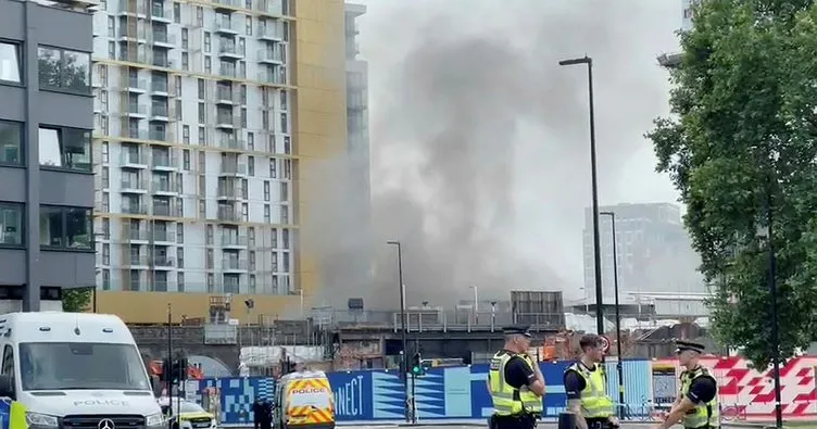 Londra’da metro istasyonu yakınında patlama sonrası yangın