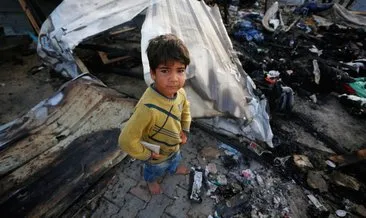 İsrail’in Refah katliamında yürek yakan görüntü: Çocuklar yanmış çadırlarda yemek aradı!