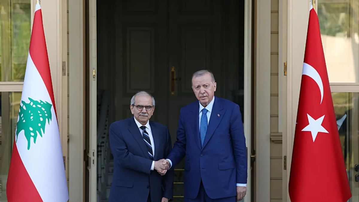 Başkan Erdoğan’dan Lübnan Başbakanı Selam’a anlamlı jest: Dedesinin anılarının türkçe çeviri kitabını hediye etti Başkan Erdoğan’dan Lübnan Başbakanı Selam’a anlamlı jest: Dedesinin anılarının türkçe çeviri kitabını hediye etti