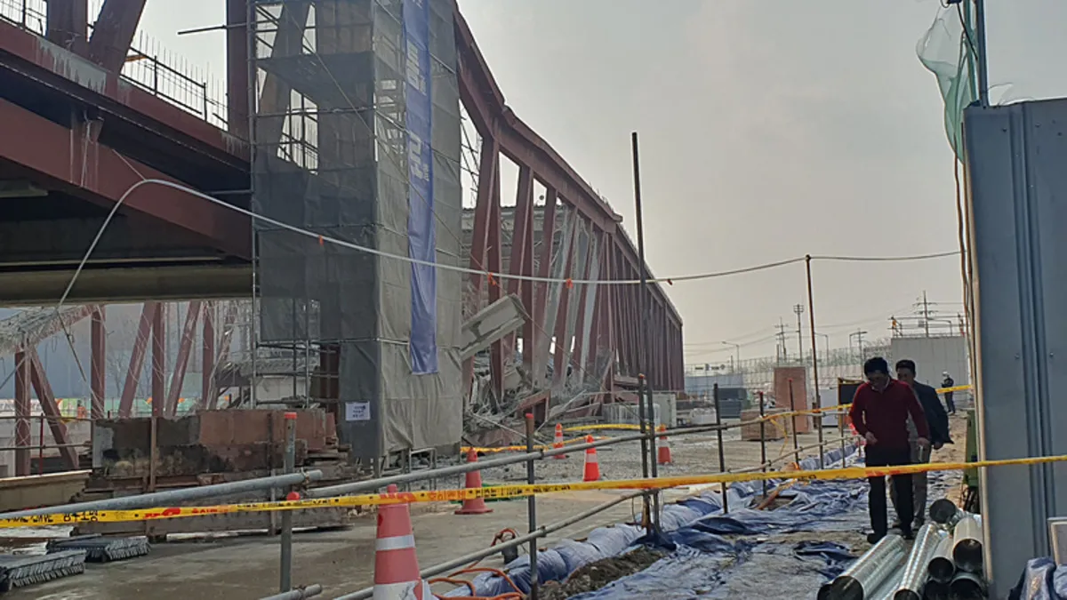 Güney Kore’de inşaat faciaya dönüştü: İşçiler enkaz altında kaldı Güney Kore’de inşaat faciaya dönüştü: İşçiler enkaz altında kaldı