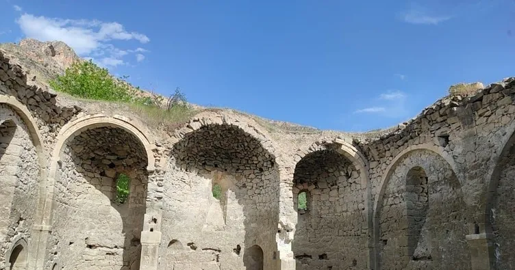 Sular çekilince tarihi kilise gün yüzüne çıktı