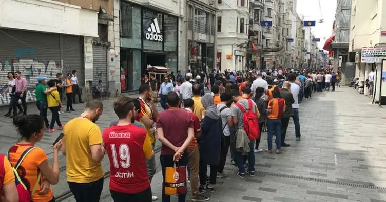 Galatasaray taraftarları kutlama bileti için kuyruk oluşturdu