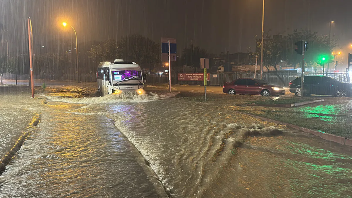 Adana’yı sağanak yağış vurdu! Yollar göle döndü Adana’yı sağanak yağış vurdu! Yollar göle döndü