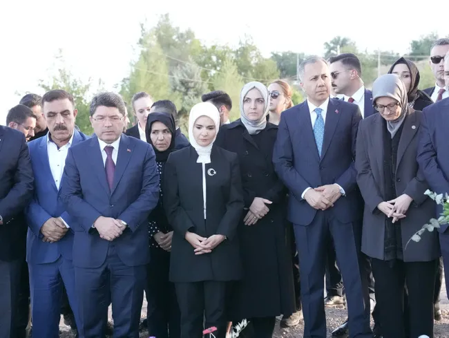 son-dakika-icisleri-adalet-ve-aile-bakani-narin-guranin-kabrini-ziyaret-etti-1726071939509.jpg