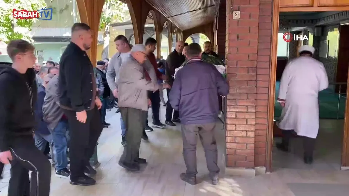 Boğazı kesilen anne toprağa verildi, engelli oğlu adliyeye sevk edildi | Video videosunu izle Boğazı kesilen anne toprağa verildi, engelli oğlu adliyeye sevk edildi | Video videosunu izle