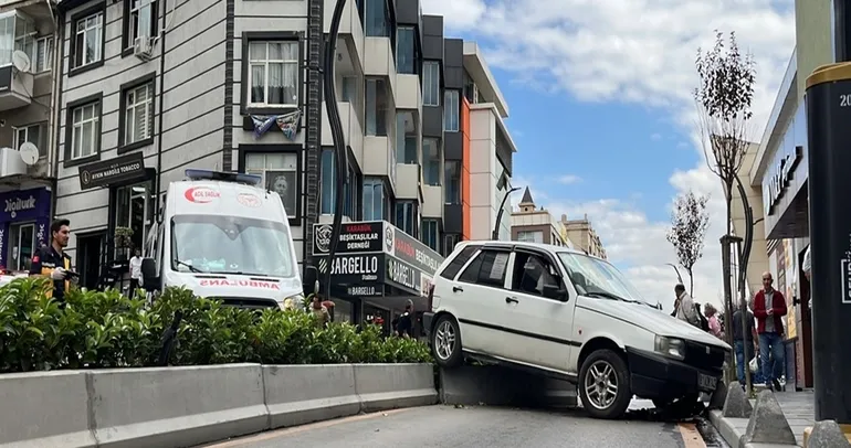 Karabük’te kaza! Otomobil önce yayaya ardından refüje çarptı