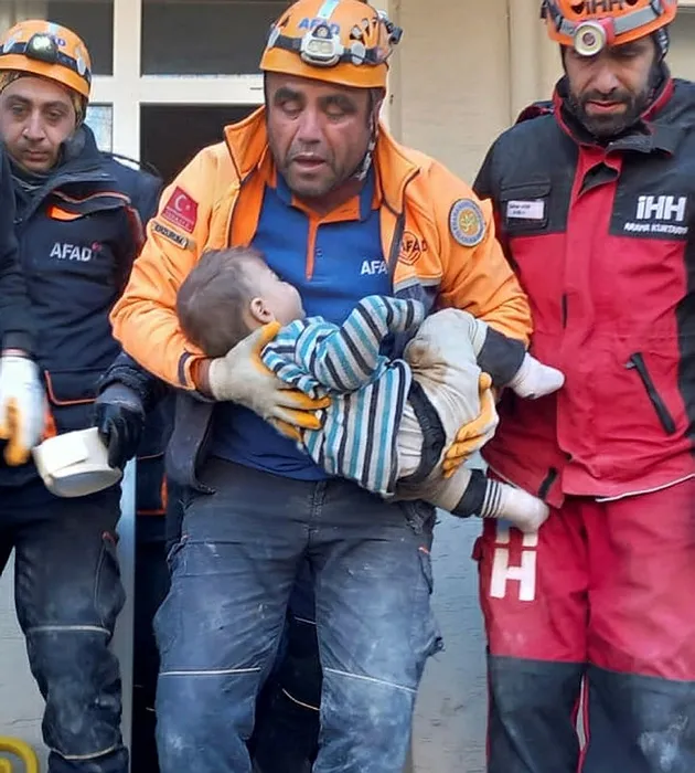 SON DAKİKA: Deprem bölgesinde asansörde mahsur kalan aile kurtarıldı! 84. saatte 6 mucize!