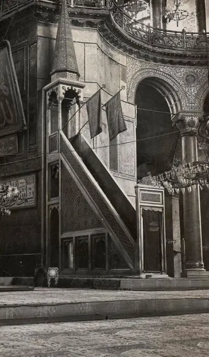 Son dakika haberler: Ayasofya'da dikkat çeken görüntü! 'Yeşil Sancak' minbere asıldı...