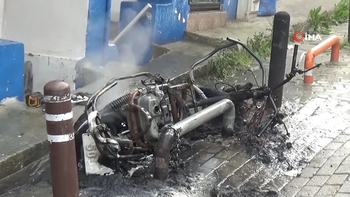 Tamir sırasında yanan elektrikli motosiklet küle döndü Tamir sırasında yanan elektrikli motosiklet küle döndü