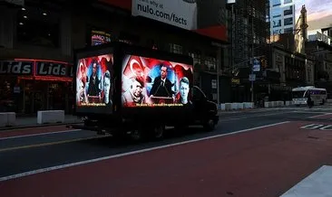Times Meydanı’nda, tepkiler üzerine indirilen ucube FETÖ ilanına karşı dijital ekranlı kamyonet dolaştırıldı