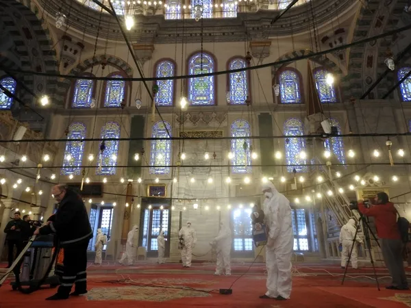 fatih-camii-gul-suyu-ile-temizlenip-dezenfekte-edilerek-ramazana-hazirlandi-1771362305097.jpg
