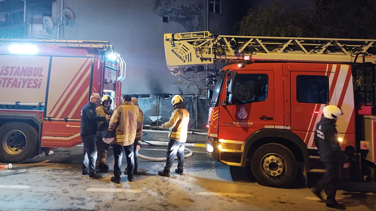 Sultabeyli’de boya kaporta dükkanında yangın! 4 araç zarar gördü Sultabeyli’de boya kaporta dükkanında yangın! 4 araç zarar gördü