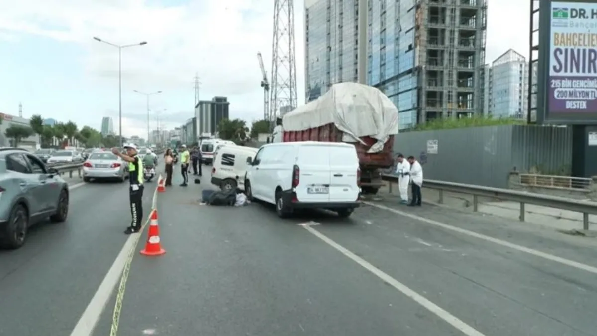 İstanbul Bahçelievler'de Basın Ekspres Yolu üzerinde meydana gelen zincirleme trafik kazası.