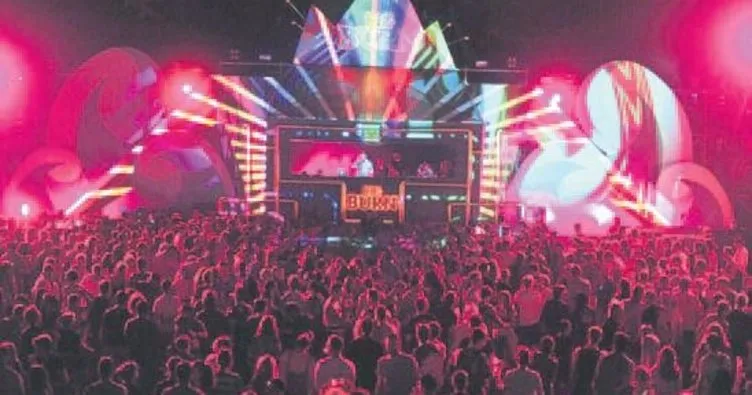 Beş sahnede 100 DJ performans sergiledi