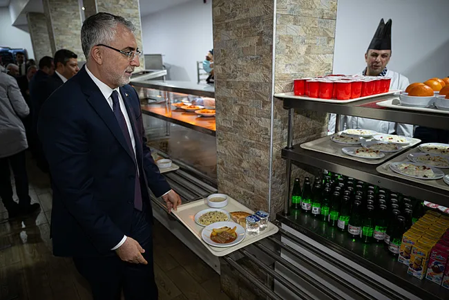 bakan-isikhan-ilk-iftarini-fabrika-iscileriyle-yapti-1771528893869.jpg Bakan Işıkhan, ilk iftarını fabrika işçileriyle yaptı