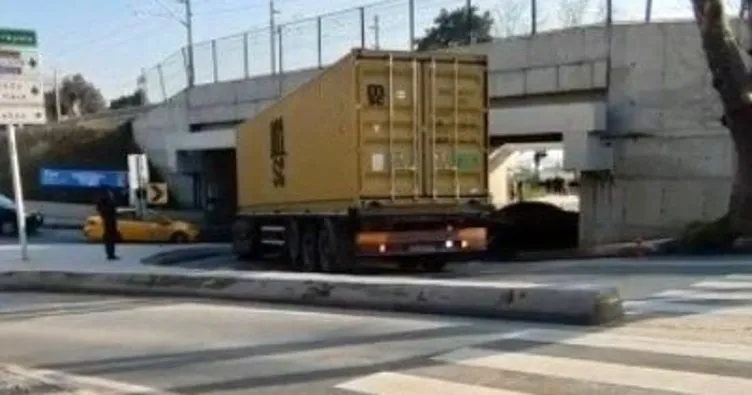 Bakırköy’de koca TIR köprüye sıkıştı Trafik kilitlendi