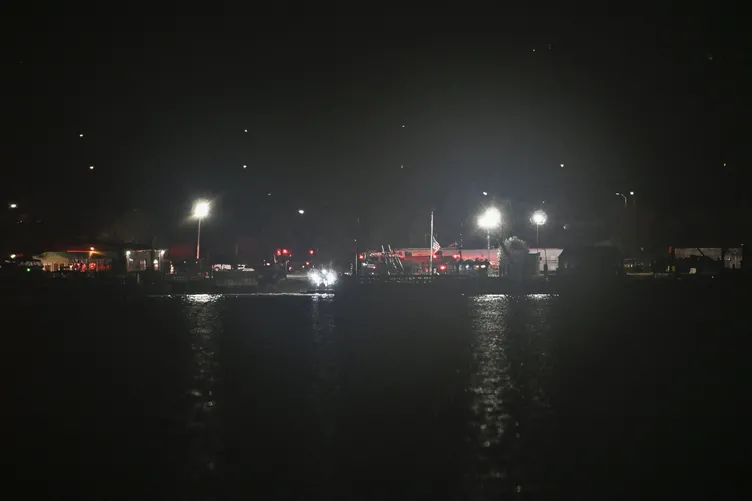 ABD SON DAKİKA | ABD’de uçak kazası! Helikopterle havada çarpışarak nehre düştü: İçinde 60 yolcu 4 mürettebat vardı