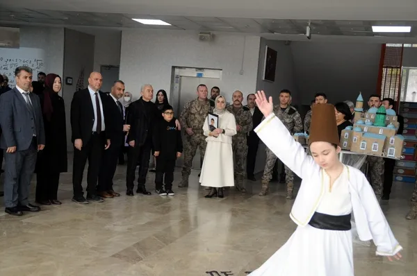 ibb-sehit-polis-mustafa-erdogan-ortaokulunda-canakkale-sehitleri-anildi-sehit-adina-kutuphane-acildi-1711025234228.jpg