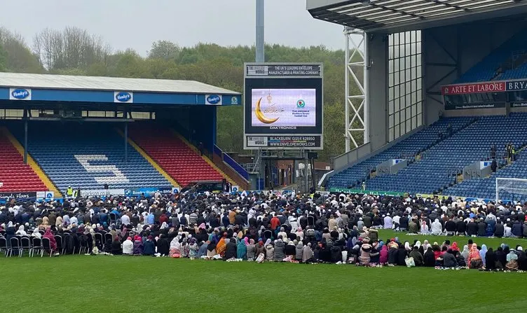 İngiliz ekibi Blackburn Rovers, stadını Müslümanlara açtı! Bayram namazı kılındı