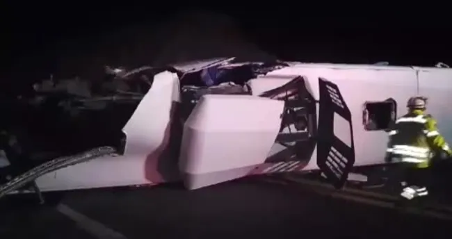 Meksika’da turist otobüsünün uçuruma yuvarlanması sonucu 10 kişi öldü Meksika’da turist otobüsünün uçuruma yuvarlanması sonucu 10 kişi öldü