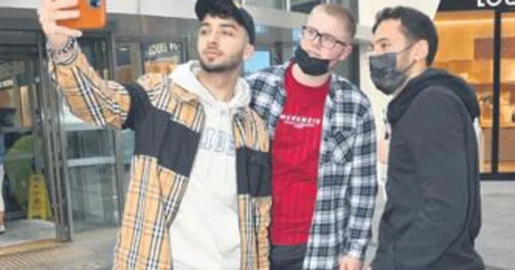 Gurbetçi fanları etrafını sardı