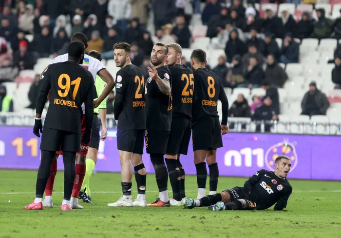 son-dakika-galatasarayda-dursun-ozbek-metin-ozturk-ve-erden-timur-aciklamalarda-bulunuyor-1705065745323.jpg