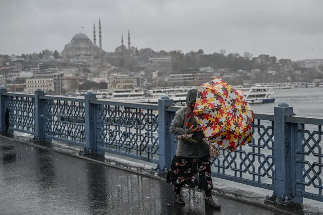 meteorolojiden-son-dakika-hava-durumu-uyarisi-istanbul-ve-ankara-dahil-o-iller-icin-alarm-verildi-saganak-firt-1743490762566.jpg