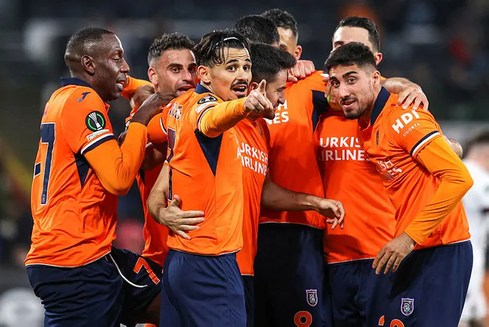 son-dakika-haberi-basaksehir-3-puani-3-golle-aldi-temsilcimiz-grup-lideri-olarak-son-16da-1667496320902.jpg