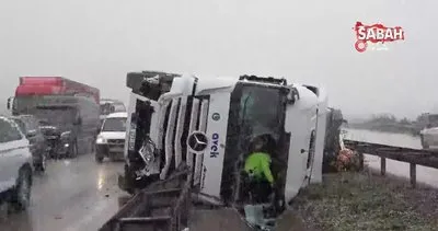 Bursa’da kar yağışı nedeniyle kontrolden çıkan 2 tır kaza yaptı! | Video