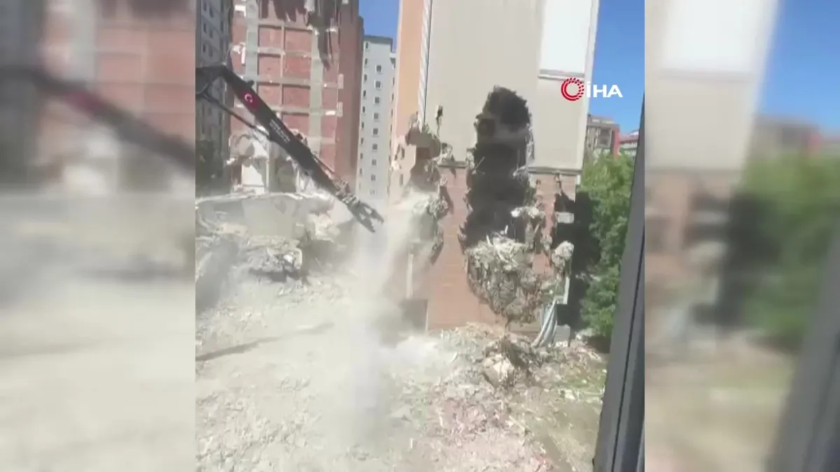 Esenyurt ve Avcılar’da korkutan yıkım kamerada | Video videosunu izle Esenyurt ve Avcılar’da korkutan yıkım kamerada | Video videosunu izle