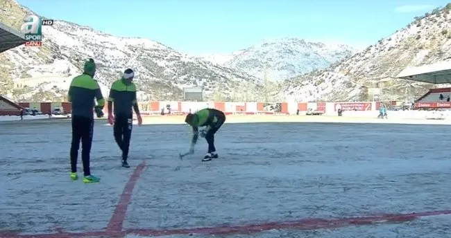 Konyasporlu futbolcular sahayı çekiçle temizlediler!