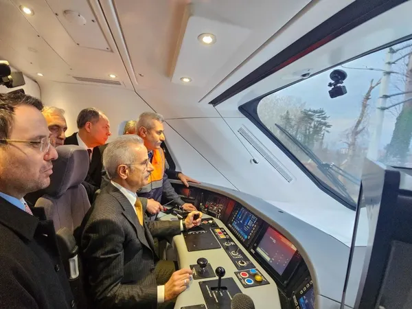 bakan-uraloglu-acikladi-milli-elektrikli-hizli-tren-saatte-225-kilometre-hiza-cikti-1777025659948.jpeg