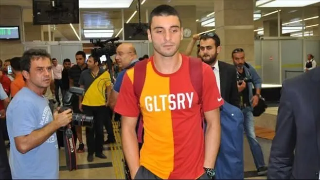 Galatasaray’da Cenk’i havaalanında unuttular