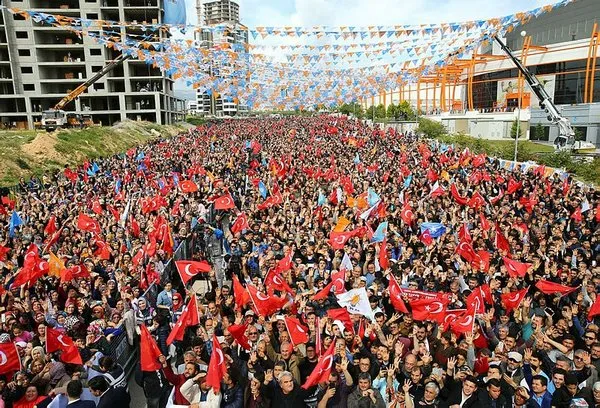 Cumhurbaşkanı Erdoğan, 105 yaşındaki Fikriye ninenin elini öptü
