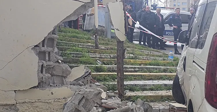 Direksiyon hakimiyetini kaybederek bir eve daldı: 3 yaralı!