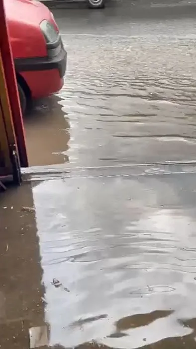 İstanbul’u sağanak yağış vurdu! Yollar göle döndü, İETT otobüsünü su bastı