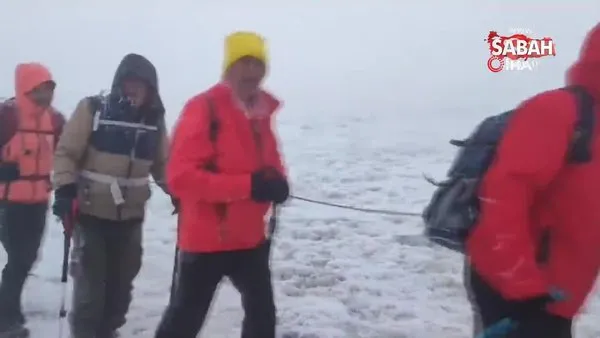 Dağcılar sis ve fırtınada Ağrı Dağı’na tırmandı: Yorulan turist gözyaşlarına boğuldu | Video