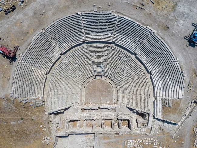 iki-yilda-mucize-yarattilar-iste-laodikya-antik-tiyatrosu-1627284068663.jpg