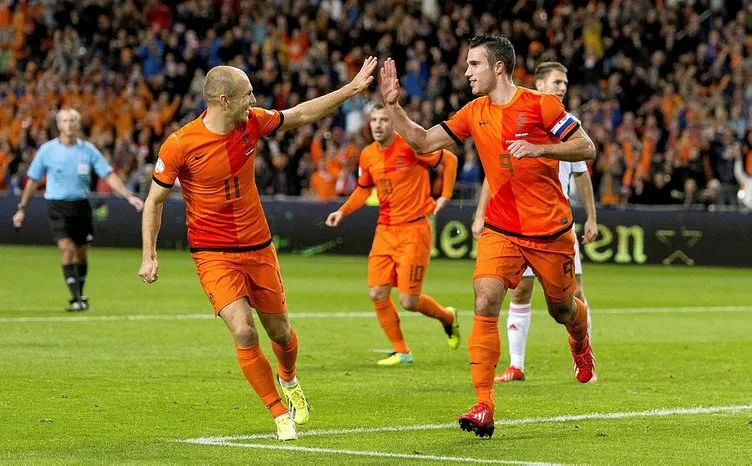 Hollanda futbolu Van Nistelrooy, Van Persie ve Kluivert gibi golcüleri mumla arıyor! Ryan Babel...
