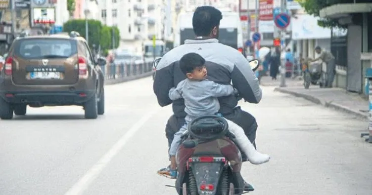 Ayağı kırık oğlunu elektrikli bisikletle taşıdı