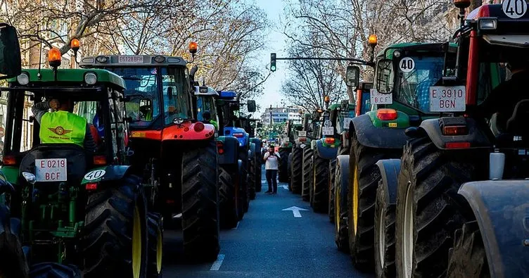 İspanya’da tarım işçileri, traktörlerle yolları kapatarak düşük fiyatları protesto etti