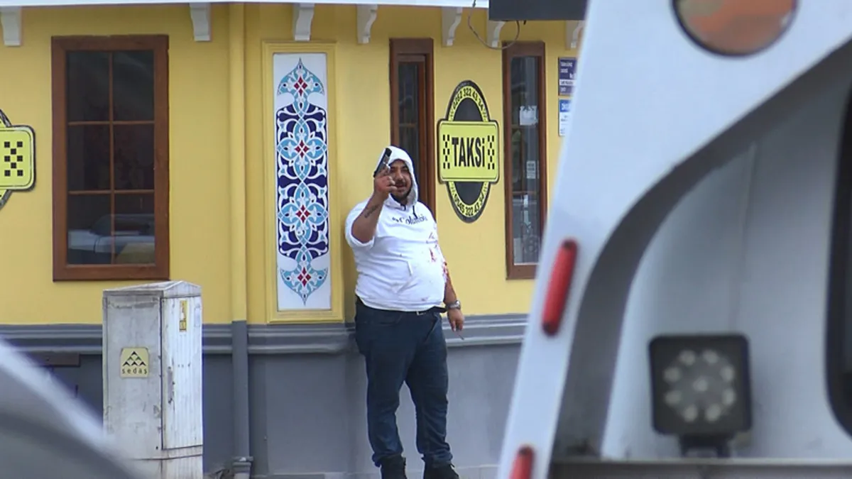 Taski durağında havaya ateş açıp, kendini yaraladı: O saldırgan tutuklandı! Taski durağında havaya ateş açıp, kendini yaraladı: O saldırgan tutuklandı!