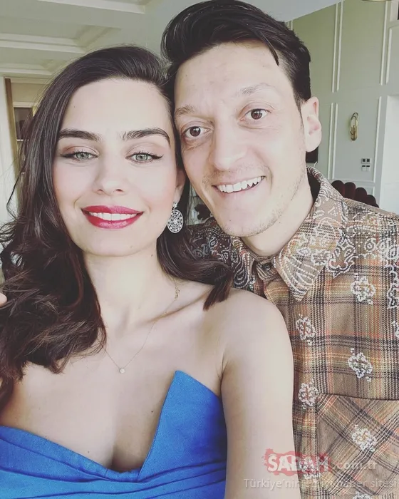 Mesut Özil ile Amine Gülşe gönülleri fethetti! Annelerin duasıyla ayaktayız!