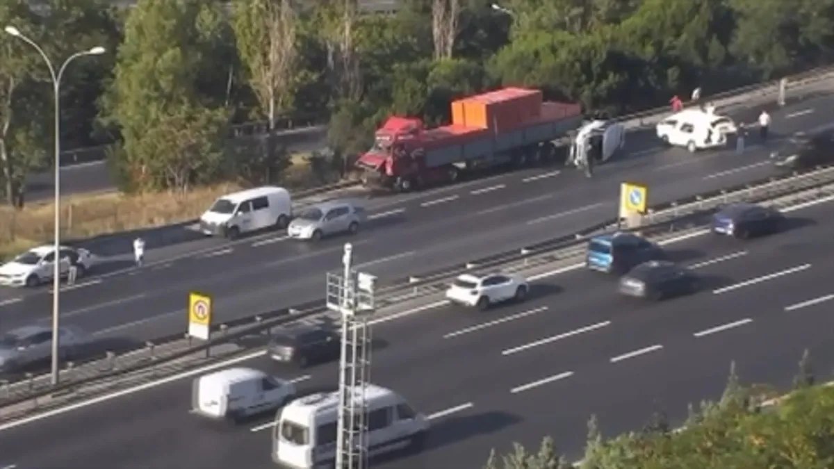 Bahçeşehir TEM Otoyolu'nda zincirleme kaza; yaralılar var